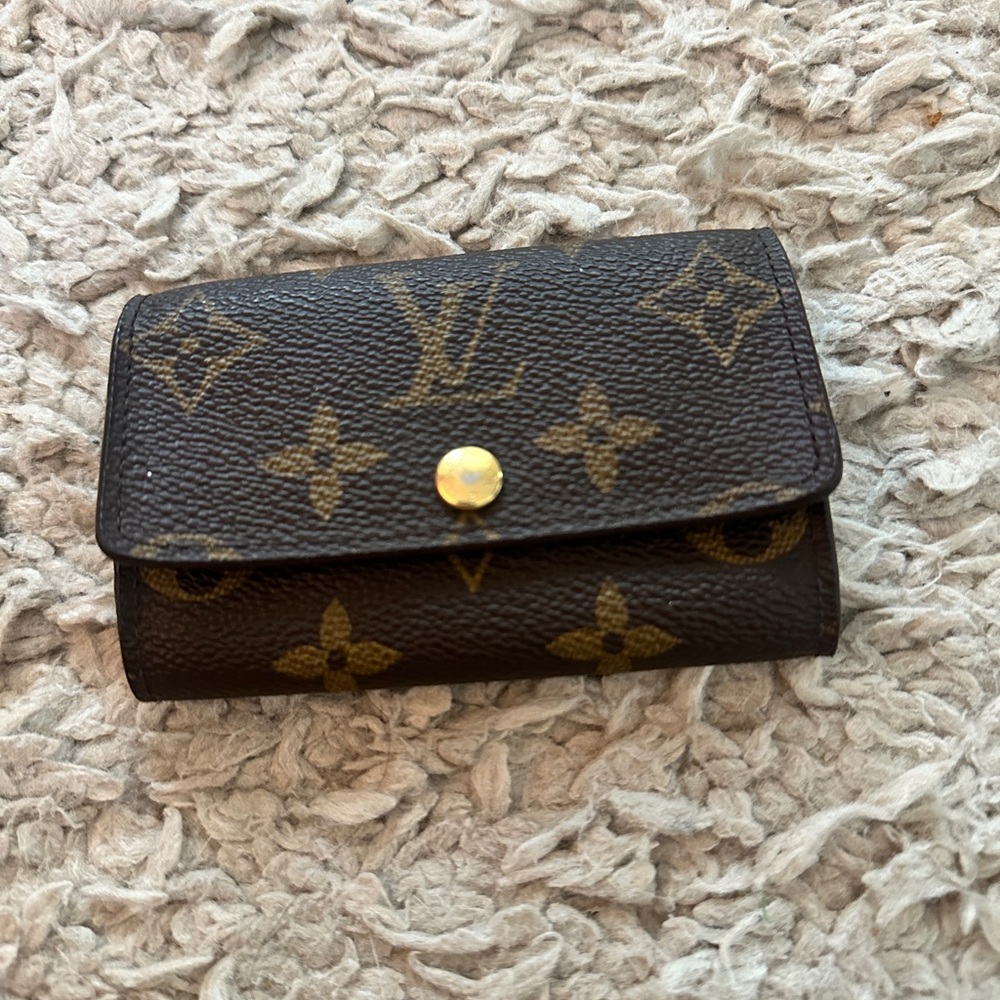 ❌SOLD❌Louis Vuitton Key Holder Monogram Accessory - Picture 2 of 10